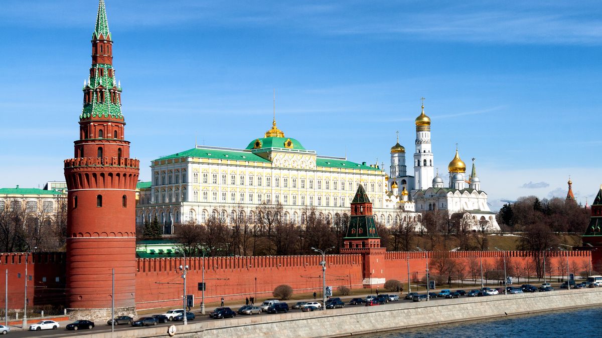 Rusům docházejí peníze na ochranu rublu. Proč Západ neodstřihl Sberbank?